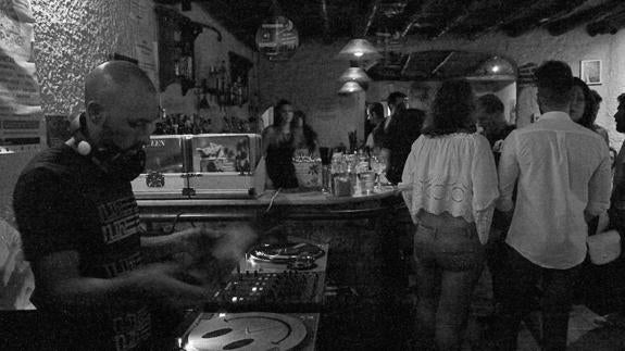 Martín en El Abuelo, en plena sesión de vinilos