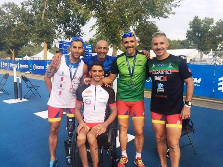 Toni Franco en Edmonton y Alfonso Sánchez Alegre con su medalla en Banyoles 