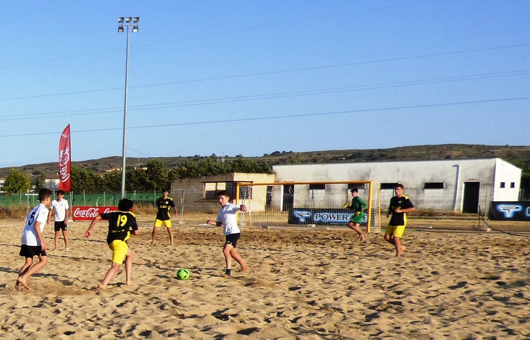 El campo, con las instalaciones abandonadas al fondo 