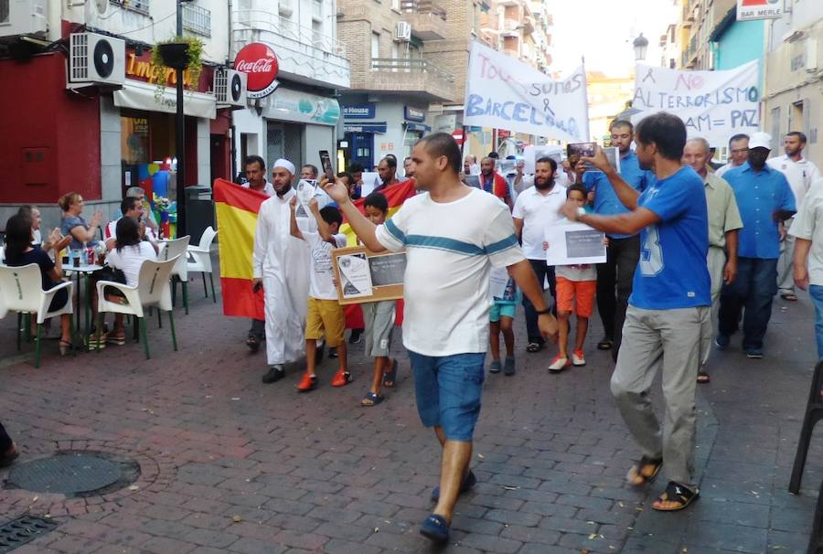 El colectivo magrebí en Navalmoral se manifiesta contra el terrorismo radical
