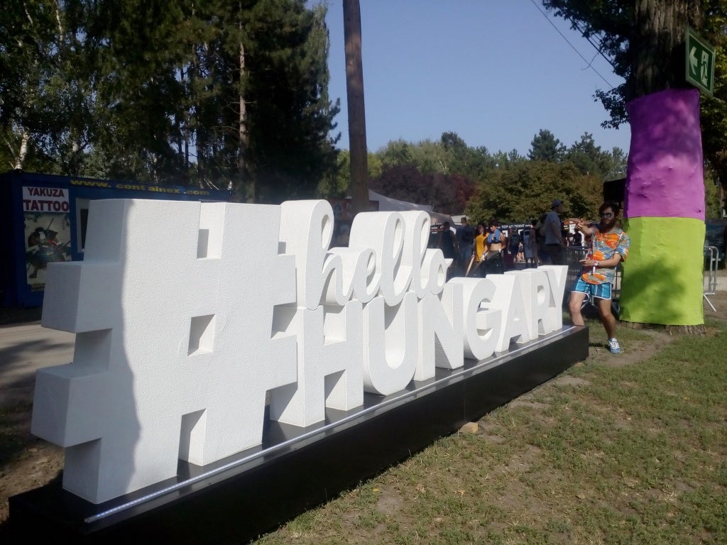  A su llegada a Hungría y con periodistas húngaros y franceses 