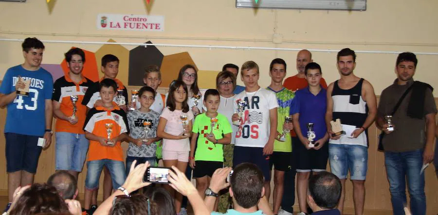 Los ganadores con sus trofeos 