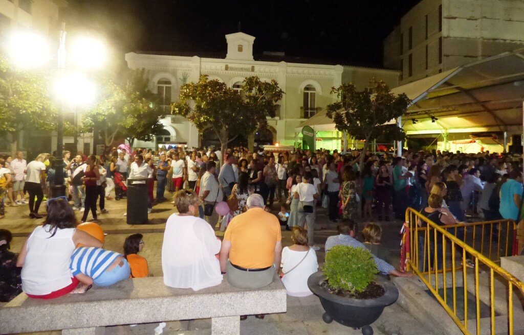 Ambiente festivo en la plaza de España 