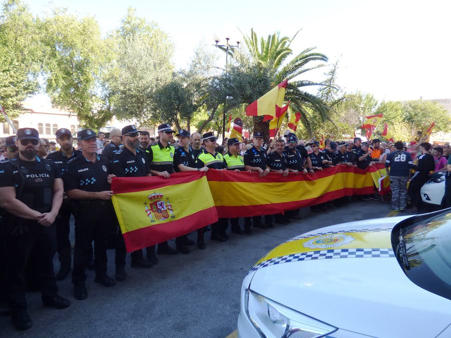 La Guardia Civil recibe el apoyo de policías locales de toda la zona y de cientos de vecinos