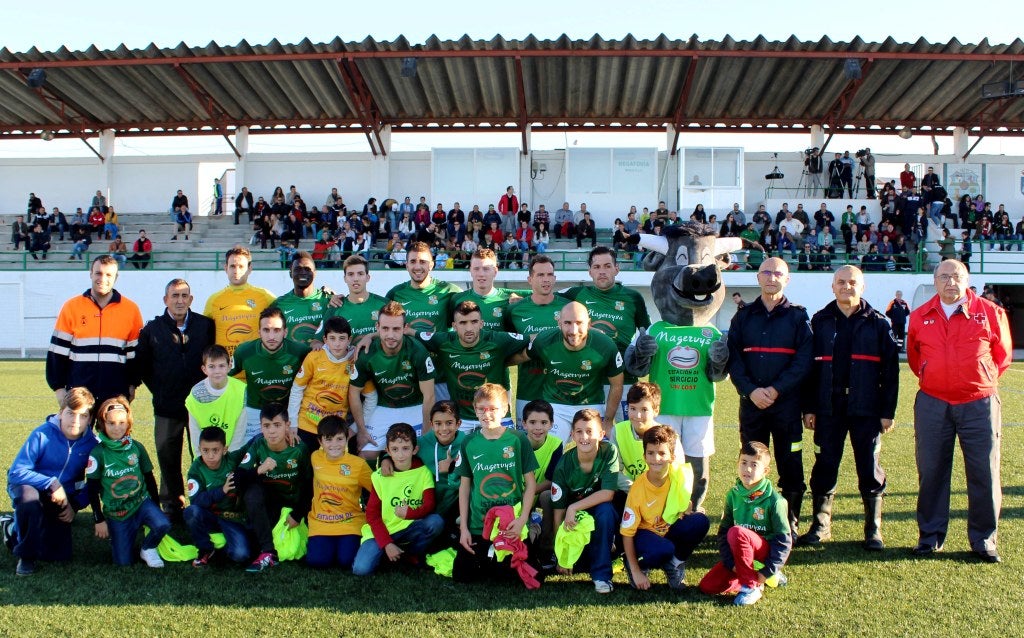 En el partido se homenajeó a Cruz Roja, Protección Civil y bomberos del SEPEI Macama