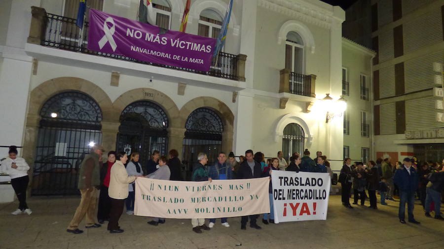 Las ampas desconvocan las concentraciones de los viernes para pedir el traslado del mercadillo