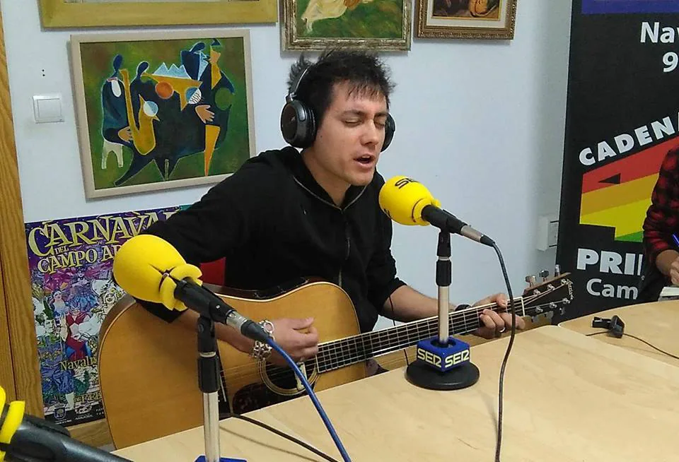 Alex Martín en los estudios de la Cadena Ser 