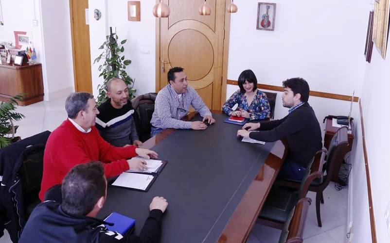 Reunión en la alcaldesa y la caseta ya montada 