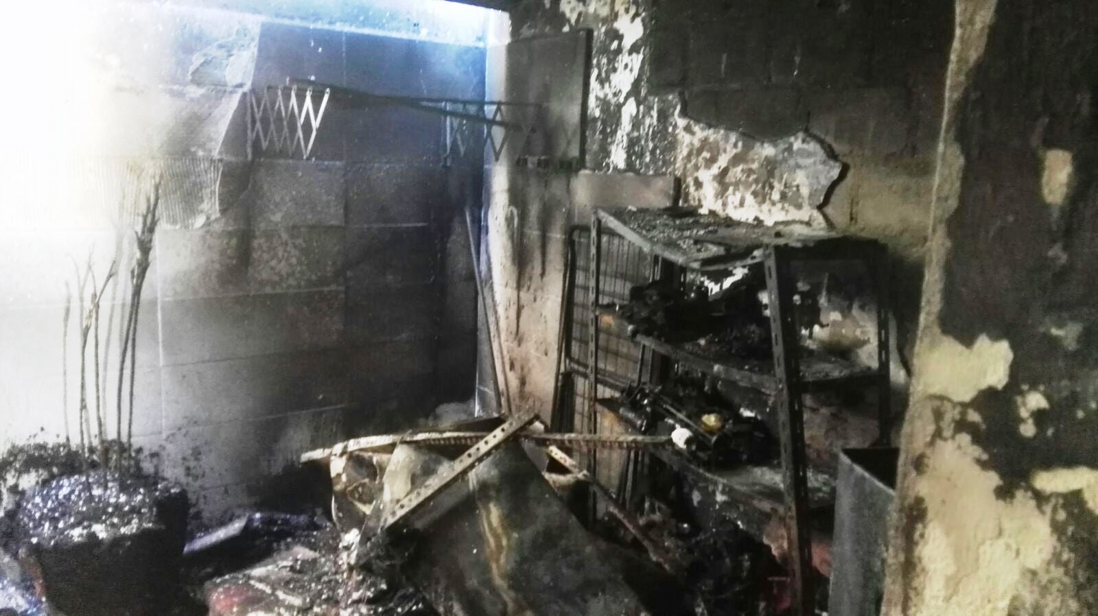 Un incendio quema la cocina de una vivienda y un patio anexo en Puerto de Somosierra
