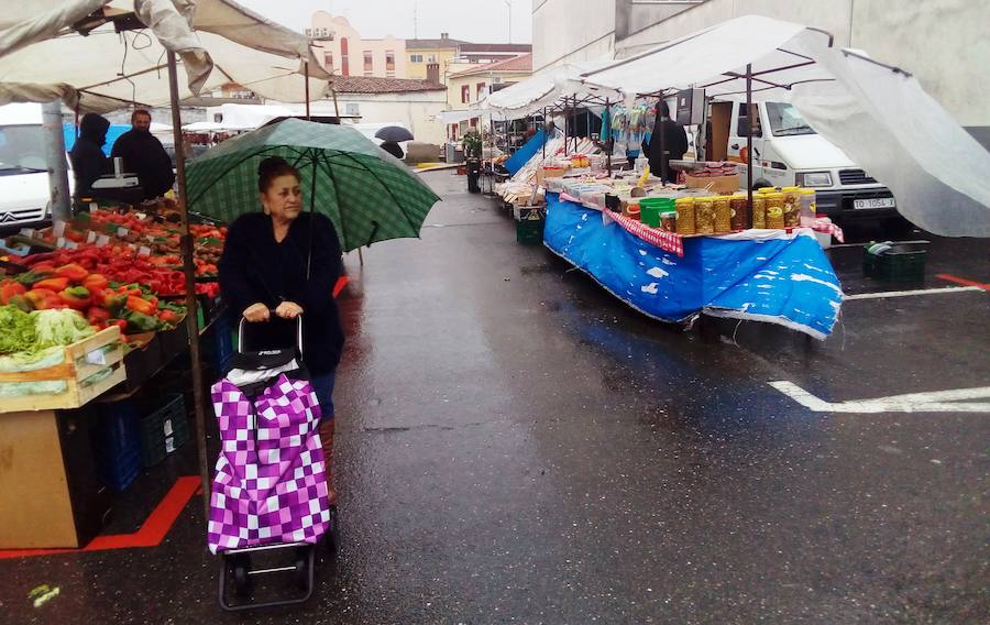 La lluvia reduce drásticamente la actividad del mercadillo en la segunda jornada en su nueva ubicación