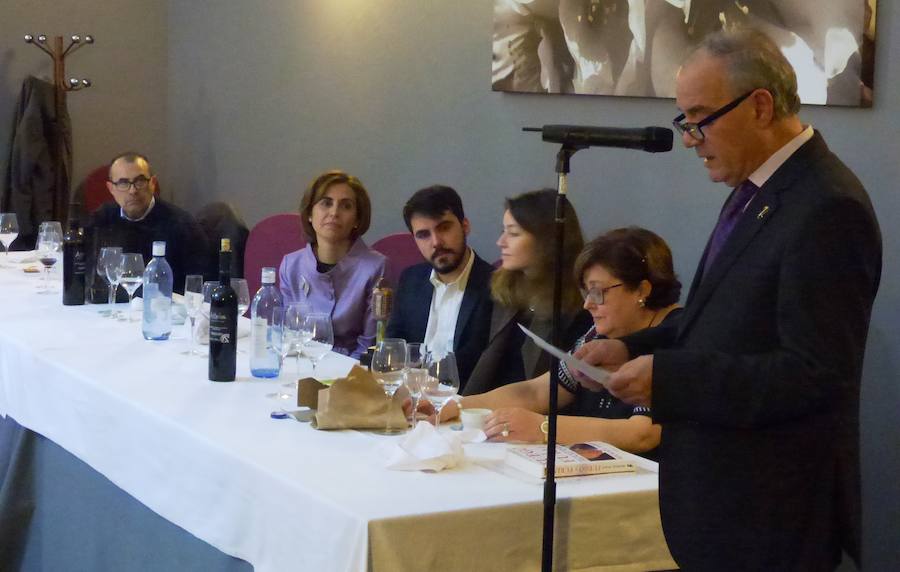 Un centenar de personas homenajean a Jesús Rubio por sus 50 años de periodismo