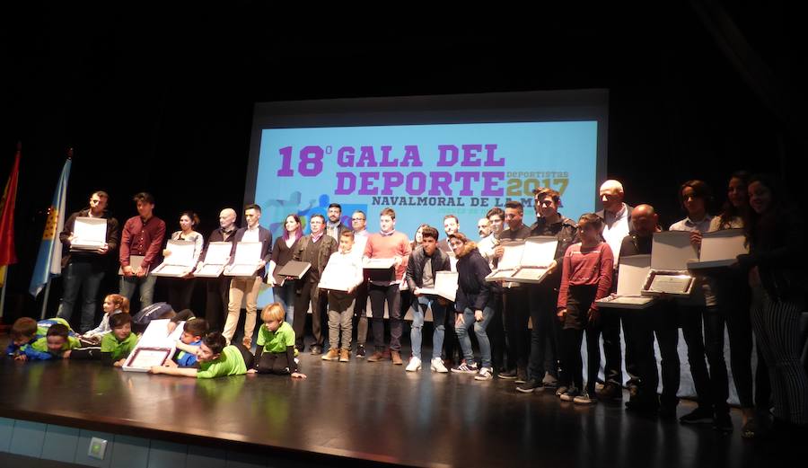 Fotografía de familia de los premiados en la gala 