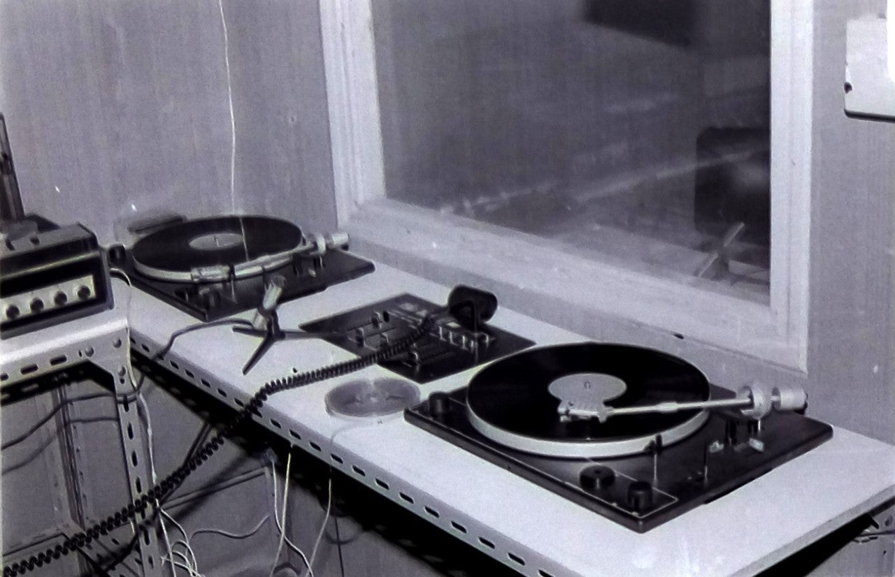 Primera mesa y primera antena de la emi