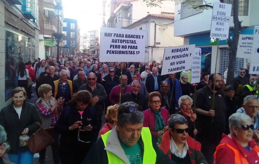 Cientos de personas recorren el centro de Navalmoral pidiendo pensiones dignas