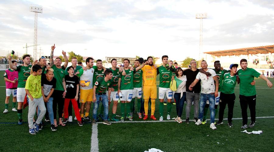 Alegría al final del partido y Ensa, autor del tercer gol 