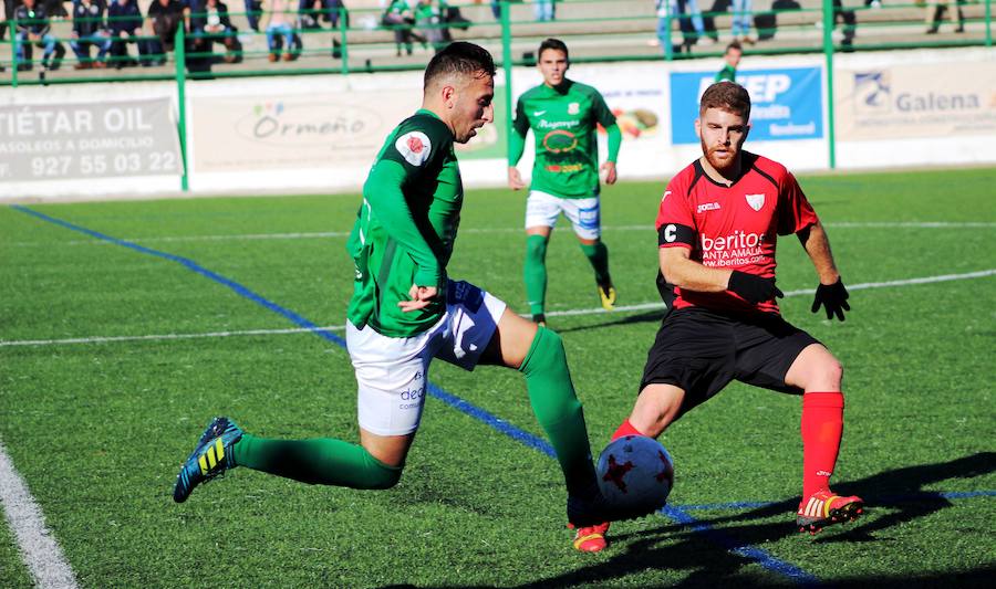 Pinilla avanza con el balón en el partido de la primera vuelta 