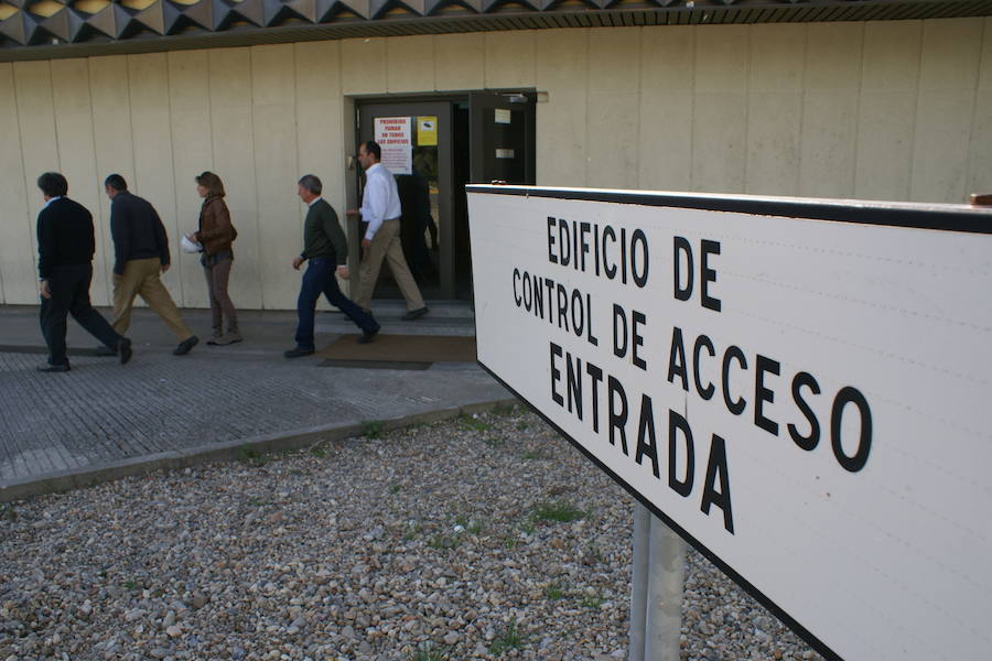 Trabajadores en uno de los accesos a la planta almaraceña
