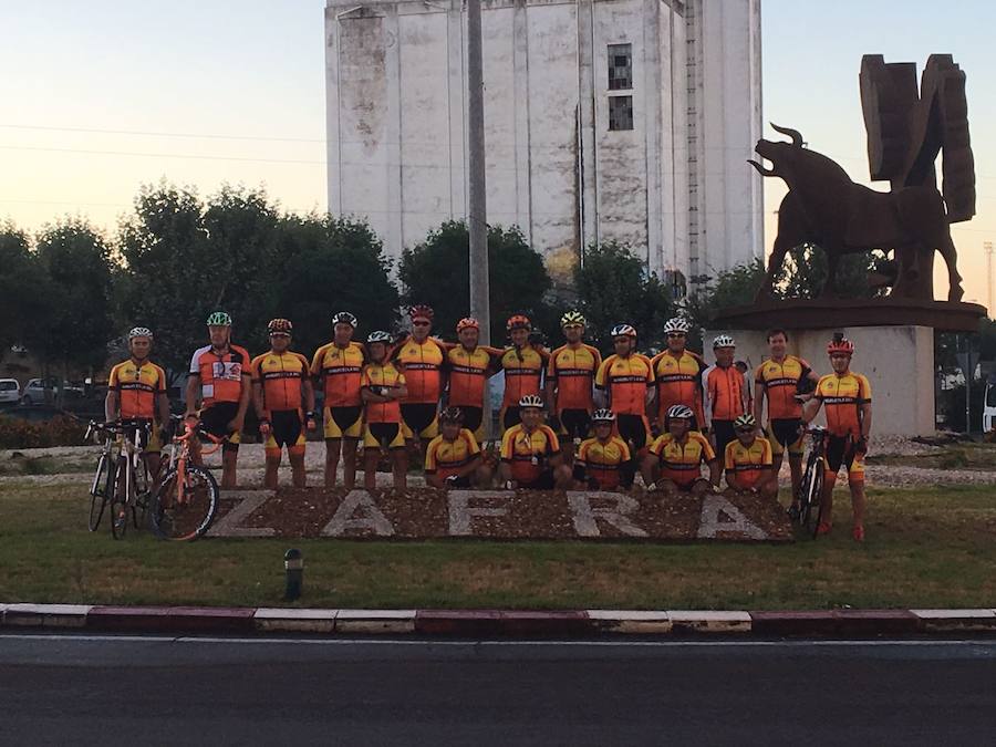 Los cicloturistas a su salida, en Zafra