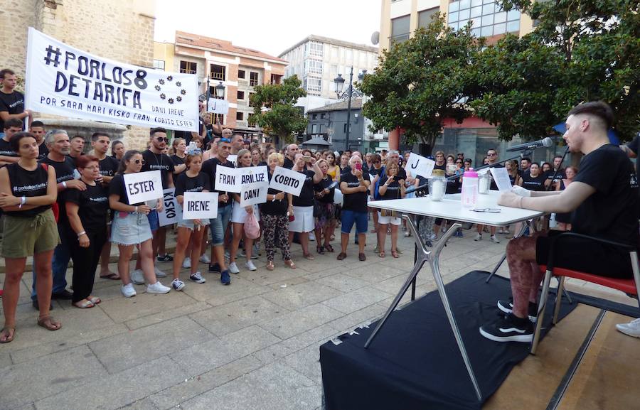 Emotivo recuerdo a las víctimas de la tragedia de Tarifa en la plaza de España