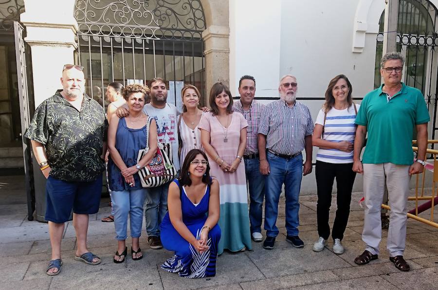 La alcaldesa con militantes de la Agrupación Socialista Morala y debajo la consejera HOY