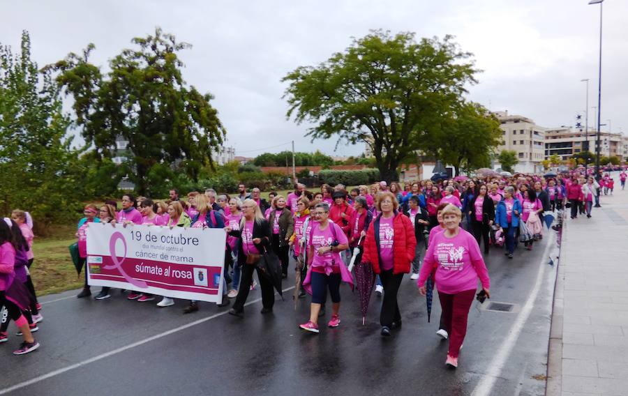Multitudinaria Marcha Rosa contra el cáncer a pesar de la lluvia
