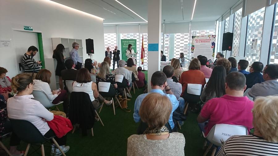 La celebración del Día de la Biblioteca llena la cuarta planta de La Gota