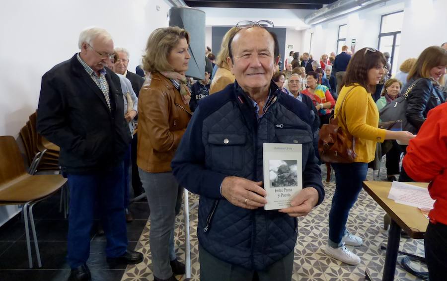 Buena acogida del segundo libro de Antonio Ortiz, 'Entre prosa y poesía'