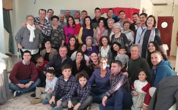 Eloísa Franco, rodeada de su extensa familia. 
