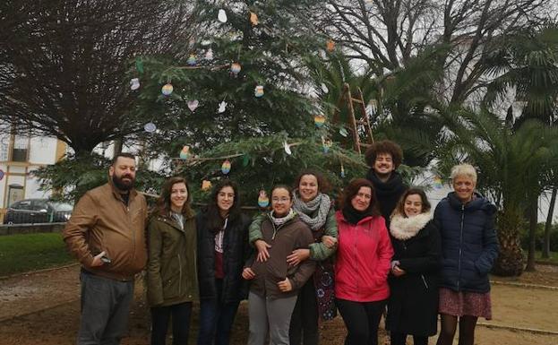 Junto al Árbol de Diversidad Familiar. 
