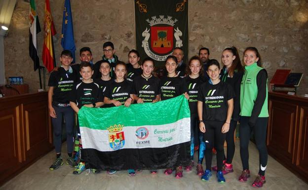 Los jóvenes deportistas, en el Ayuntamiento de Olivenza. 