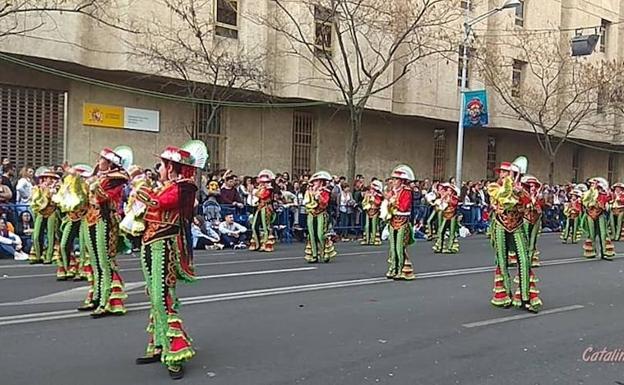 Imagen principal - Arriba, la comparsa oliventina 'Tarakanova', durante el desfile de Badajoz este año. Abajo, murga juvenil 'Los Invisibles' y Entierro de la Sardina'. 