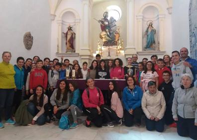 Imagen secundaria 1 - Arriba, miembros de la Cofradía del Descendimiento, durante el Vía Crucis. Abajo, convivencia de jóvenes de la Parroquia en San Jorge de Alor e imagen de María Santísima de la Soledad, durante su besamano. 