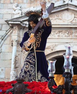 Salida del Señor de los Pasos de la iglesia de Santa María Magdalena. 
