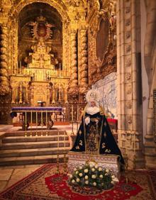 Imagen secundaria 2 - Arriba, miembros de la Cofradía del Descendimiento, durante el Vía Crucis. Abajo, convivencia de jóvenes de la Parroquia en San Jorge de Alor e imagen de María Santísima de la Soledad, durante su besamano. 