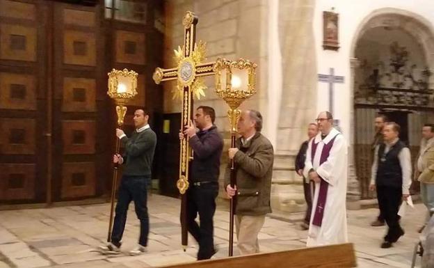 Imagen principal - Arriba, miembros de la Cofradía del Descendimiento, durante el Vía Crucis. Abajo, convivencia de jóvenes de la Parroquia en San Jorge de Alor e imagen de María Santísima de la Soledad, durante su besamano. 