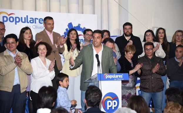 Bernardino Píriz, durante su intervención, rodeado de miembros de su candidatura. 
