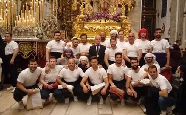 Cuadrilla de costaleros de Jesús atado a la Columna. 