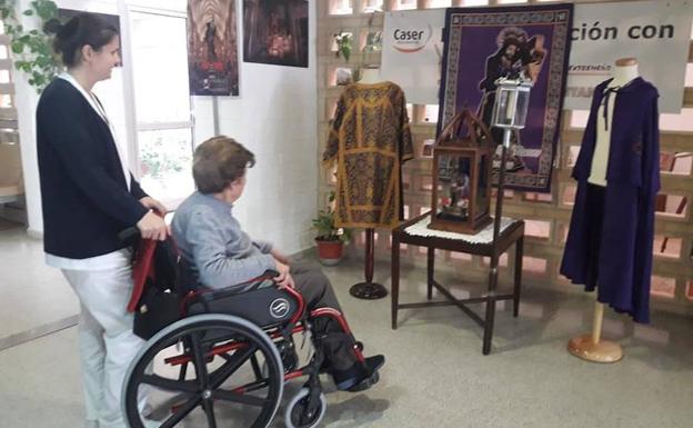 La exposición reúne varios enseres y fotografías de la Real Archicofradía. 