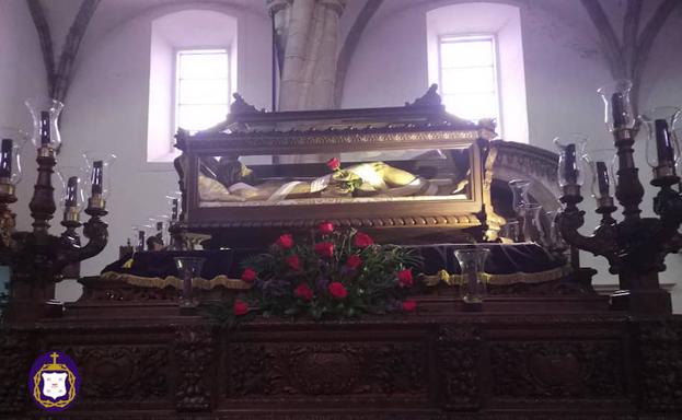 Paso del túmulo, con el Cristo Yacente. 