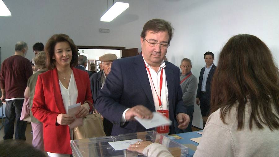 Fernández Vara, votando en su colegio electoral de Olivenza. 