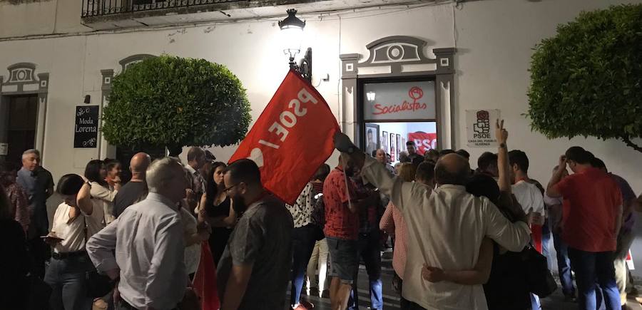Los socialistas festejan su triunfo en la puerta de su sede. 