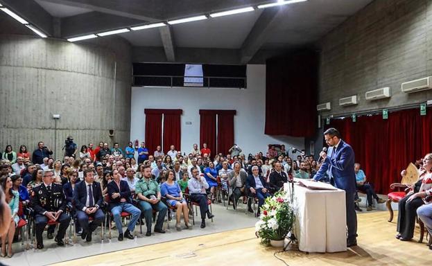 Imagen principal - Arriba, Manuel J. González Andrade, durante su promesa del cargo de alcalde, en presencia de vecinos y autoridades. Abajo, a la izquierda, ediles del grupo municipal del Partido Popular, después del pleno; a la derecha, la concejala de Unidas por Olivenza-IU, María Guillerma Núñez, durante el pleno constitutivo de la corporación municipal. 