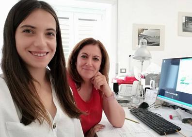 Imagen secundaria 1 - aRRIba, alumnado de GA, con sus diplomas. Abajo, a la izquierda, la alumna Miriam junto a su profesora de prácticas en Roma; a la derecha, el alumno Carlos en Cork (Irlanda). 