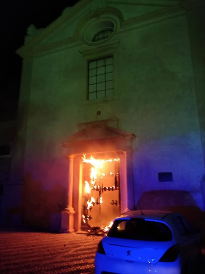 Prenden fuego a la puerta de la capilla del convento de San Juan de Dios de Olivenza