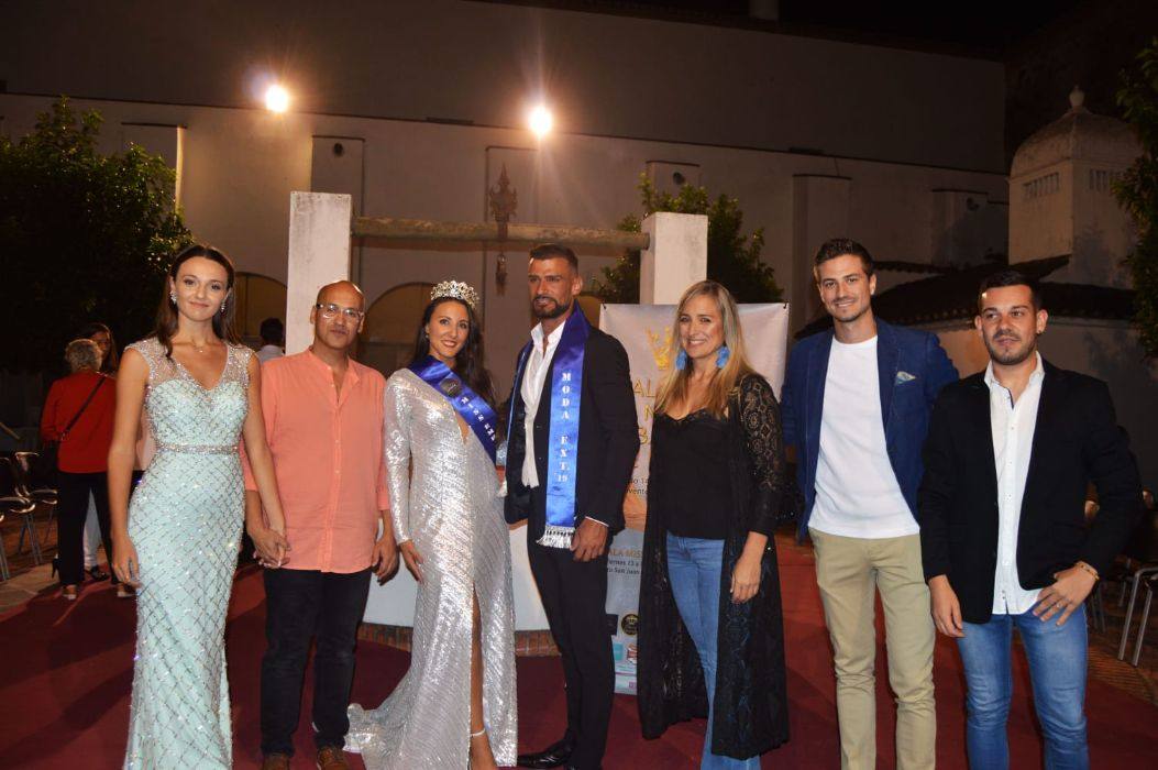 Imagen secundaria 1 - Arriba, Bartolomé Carreira y Cristina González, ganadores del certamen de belleza; abajo, a la izquierda, la Miss y el Mister, acompañados por los componentes del jurado; a la derecha, el organizador del certamen, Rubén Margallo, flanqueado por González y Carreira. 