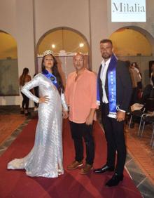 Imagen secundaria 2 - Arriba, Bartolomé Carreira y Cristina González, ganadores del certamen de belleza; abajo, a la izquierda, la Miss y el Mister, acompañados por los componentes del jurado; a la derecha, el organizador del certamen, Rubén Margallo, flanqueado por González y Carreira. 