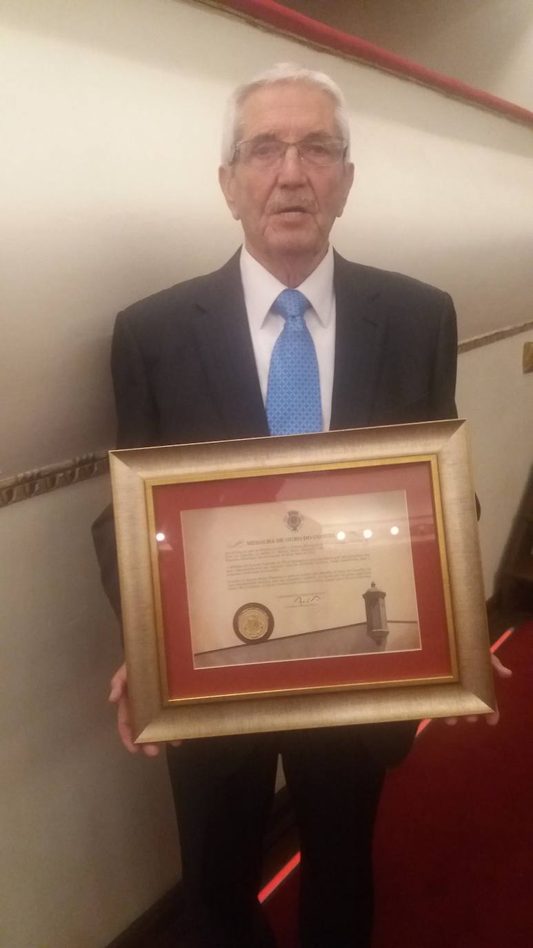 Ramón Rocha Maqueda, tras recibir la Medalla de Oro de la ciudad de Elvas, en octubre de 2018. 