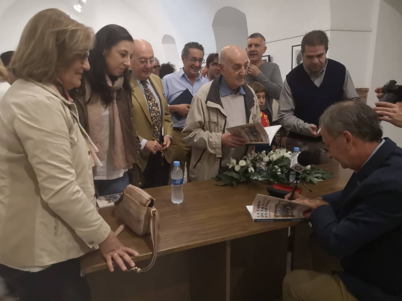 Vallecillo presenta su nuevo libro, titulado 'La labor de la Iglesia en Olivenza (1900-1970)'