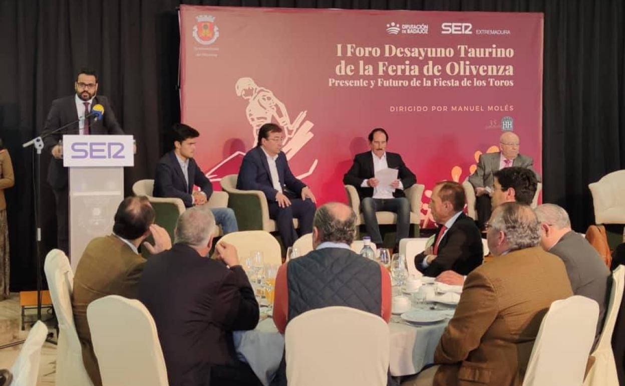 Más de un centenar de personas participan en el I Foro Desayuno de la Feria del Toro de Olivenza