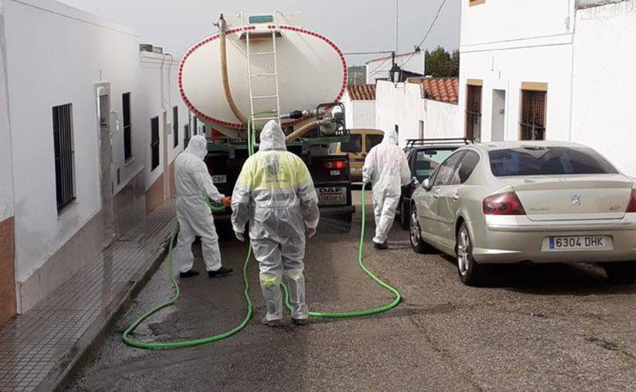 Operarios municipales realizan trabajos de desinfección de las calles de Olivenza y pedanías para frenar la propagación del coronavirus